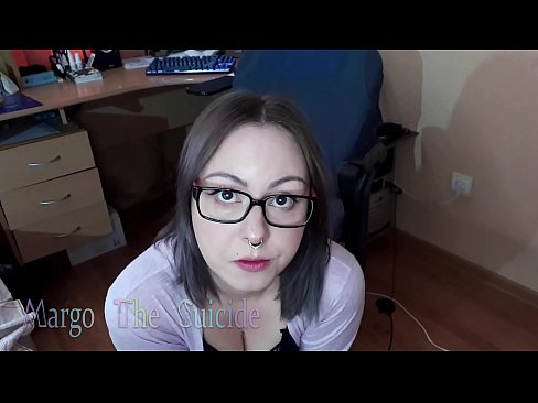 ❤️ 性感的眼镜女孩在镜头前深深地吸吮假阳具 ❤️ Porno vk❌❤