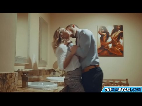 ❤️ 当一个胸大无脑的金发女郎在公共厕所里勾引你时 ❤️ Porno vk❌❤